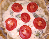 Foto del paso 5 de la receta: Flor de quiche con brócoli, tomate y queso de cabra