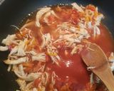 Foto del paso 3 de la receta: Pollo desmenuzado en salsa de tomate..