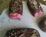 Foto del paso 6 de la receta: Paleta tipo Magnum casera fresas con crema