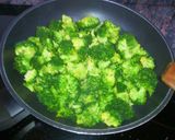 Foto del paso 6 de la receta Tortilla soufflé acompañada de brócoli al curry