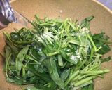 Foto langkah ke 2 dari resep Tumis Kangkung.