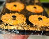 Foto del paso 7 de la receta: Ensalada Donuts de salmón 🥯 🍣 🧅 🍏 🥑 🌾 🍃