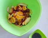 Foto langkah ke 2 dari resep Sup Buah Praktis 🍎🍇🍊 #dapurelbeweek19.
