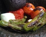 Foto del paso 4 de la receta: Huevo en tortilla y salsa de molcajete con nopalitos