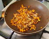 Foto del passaggio 5 della ricetta Mezzelune zucca ricotta e tartufo saltate con zucca e porcini
