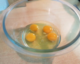 Foto del paso 4 de la receta: Tortilla de hojas tiernas de cebolleta