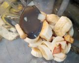 A picture of step 1 of Apple,banana and grapes smoothie.