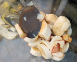 A picture of step 1 of Apple,banana and grapes smoothie.