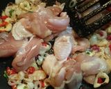 Foto langkah ke 2 dari resep Ayam tumis kemangi.