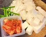Hình bước làm 1 của món Canh nấm, kim chi nấu đậu hủ non