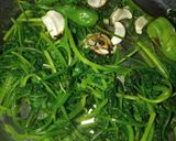 धनिया की ग्रीन चटनी(dhaniya ki green chatney recipe in hindi) रेसिपी चरण 2 फोटो