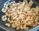 Hình bước làm 3 của món Nui Mào Gà Xào Phi Lê Gà