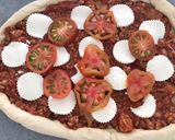 Foto del paso 8 de la receta Pizza boloñesa con bordes de queso y masa casera