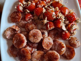 Banquetes con tomates cherry dulce, atún y orégano