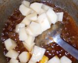 A picture of step 4 of Yummy qeema aloo gravy.