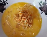 Foto langkah ke 3 dari resep Indomie Goreng Telur Crispy.
