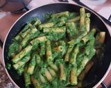 Foto del passaggio 3 della ricetta Mezzi rigatoni con pesto di bieta a modo mio