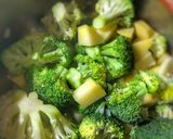 Sajtos brokkolikrémleves 🥦🧀 recept fázis 2 fotója