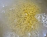 A picture of step 2 of Spicy chicken macaroni spaghetti.