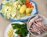 Foto langkah ke 1 dari resep Sop ceker sayur.