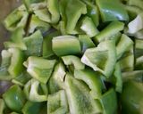 शिमला मिर्च और प्याज़ की स्वादिष्ट सब्ज़ी 😋🌶️🧅 रेसिपी चरण 1 फोटो