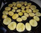 Foto del paso 2 de la receta: Papas al horno c/ Salsa Blanca y Lomo a la "criolla" 😏😁