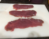 Foto del paso 2 de la receta: Judías verdes hervidas con patatas y rollitos de solomillo con lámina de calabacín y queso