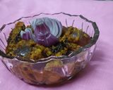 A picture of step 4 of Sabut pyaj ki sabji.