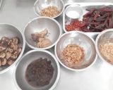 A picture of step 1 of Nam Prik Pao with Kai Pam (Watermeal Chili Paste).