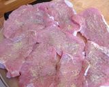 A picture of step 1 of Мясо по-французски.