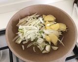 Foto del passaggio 2 della ricetta Spaghetti di calamaro con crema di finocchio e frullato di datterini piccante