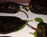 Foto del paso 2 de la receta: Pimientos Poblano Empanizados Rellenos Con Cordero Rallado Y Queso