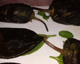 Foto del paso 2 de la receta: Pimientos Poblano Empanizados Rellenos Con Cordero Rallado Y Queso