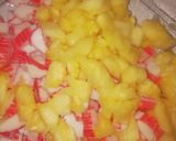 Foto del paso 2 de la receta Góndola de piña rellena de cóctel de marisco