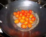 Foto del paso 2 de la receta: Fideos de zanahoria con cherry explotados y pollo al wok