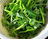 A picture of step 1 of Unbeatable Garlic Stir-Fried Water Spinach.