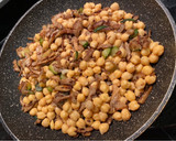 Foto del paso 3 de la receta: Garbanzos salteados con setas