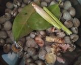 Foto langkah ke 2 dari resep Kerang darah tumis pedas.