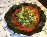 Une image de l'étape 10 de Salade de laitue tricolore,tomate cœur de bœuf,thon fumé et petits oignons.