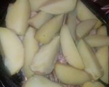 Foto del paso 3 de la receta: Pollo sazonado al horno con papas y tomate