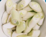 A picture of step 3 of Stir fry leeks with roast pork.