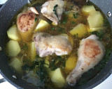 Foto del paso 2 de la receta: Pollo con cebollas en ajada con perejil y vino
