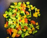 A picture of step 2 of Wok veggie-chicken pasta.