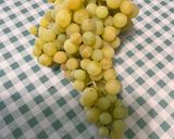 Une image de l'étape 1 de Salade de fruits aux deux melons, raisins et abricots.