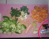Foto langkah ke 3 dari resep Sop ayam ceker wortel brokoli.