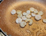 Foto del paso 2 de la receta: Bocata abierto de revuelto de gambas, champiñones, queso y 🥑
