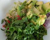 Foto del paso 3 de la receta: Ensalada de pepino, tomate y aguacate aliñada con agua de mar