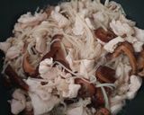 รูปขั้นตอนการทำที่ 2 ของ ผัดเห็ดเข็มทองไก่