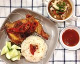 Hình bước làm 11 của món Gà quay da giòn, ăn kèm cơm chiên tỏi và canh nấm