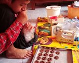 Foto langkah ke 5 dari resep Chocochip Butter Cookies Coklat.